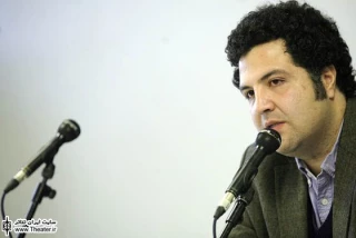 گفت‌وگو با علی راضی، نویسنده، طراح صحنه و کارگردان نمایش در جست‌وجوی تاریخ تولد و انقراض ماموت‌ها – قسمت اول

تئاتر فقط یک شکل ندارد و برای تعریف کردن یک داستان مشخص نیست. نه من می‌خواهم آن تئاتر را کتمان بکنم و نه کسی می‌تواند کتمان بکند. بحث بر سر این است که در تئاتر زبان‌های مختلفی وجود دارد.