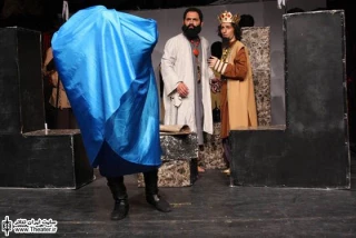 نگاهی به نمایش ”باروی بلند بابل” نوشته و کارگردانی ”سیدمهدی فرجامی”

درون شخصیت‌ها با تیپ سازی‌ها و داستان سرراستش کاملاً قابل فهم است؛ هر چند که پیچیدگی و چند گانگی ندارد، اما سرراست و قابل پیگیری است. در این وضعیت توضیحات به اصطلاح فاصله گذارانه و روایت محور کار چیزی جز توضیح واضحات نیست.