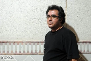گفت‌و‌گو با ”آرش دادگر” کارگردان نمایش &quotبازگشت افتخارآمیز مردان جنگی&quot

اینکه می‌گویند من تئاتر شقاوت کار می‌کنم، حرف غلطی است. من تئاتر شقاوت کار نمی‌کنم، دوستان سخت‌گیری را با شقاوت اشتباه گرفته‌اند و تمرین جدی را متعلق به آن تئاتر می‌دانند. در واقع الآن اگر یک تمرینی فقط شوخی و خنده و این حرف‌ها باشد از نظر دوستان تمرین تئاتر است. اما نظم و تلاش را مترادف با شقاوت می‌گیرند.