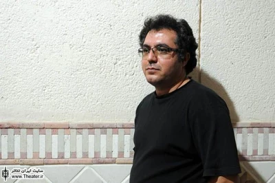 گفت‌و‌گو با ”آرش دادگر” کارگردان نمایش "بازگشت افتخارآمیز مردان جنگی"

اینکه می‌گویند من تئاتر شقاوت کار می‌کنم، حرف غلطی است. من تئاتر شقاوت کار نمی‌کنم، دوستان سخت‌گیری را با شقاوت اشتباه گرفته‌اند و تمرین جدی را متعلق به آن تئاتر می‌دانند. در واقع الآن اگر یک تمرینی فقط شوخی و خنده و این حرف‌ها باشد از نظر دوستان تمرین تئاتر است. اما نظم و تلاش را مترادف با شقاوت می‌گیرند.