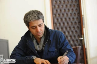 گفت‌وگو با ”ایوب آقاخانی” نویسنده و کارگردان نمایش ”جنوب از شمال غربی”

من با هم نسلان خودم خیلی راحت‌تر هستم برای کار کردن. این معنایش این نیست که با غیر هم‌نسلان‌ام مشکل دارم. مثلن یکی از موفق‌ترین کارهایم &quotزمین مقدس&quot است که با استاد داود رشیدی کار کرده‌ام. اما علاقه، زبان، انرژی و سلیقه مشترک نتیجه‌هایی را به دست می‌دهد که باعث می‌شود پیرمردم را حمید آذرنگ بازی بکند.