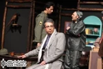 نگاهی به نمایش ”آدمکش” نوشته عباس عبدالله زاده و کارگردانی ”محمد زوار بی ریا”

"آدمکش" آغاز و ورود بسیار خوبی به داستان دارد ولی آنچه به کار لطمه زده، روند و بستار کلی آن است. نمایش در رشد لحظه های مختلف با احساسات متنوع به دلیل  عدم موازنه بی
