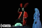 نگاهی به نمایش ”این روبان سیاه” نوشته، طراحی و کارگردانی ”سیدمحمد مساوات”

کارگردان بر آن بوده در فضاسازی موفق بنماید و تلاش مضاعفی را مبذول داشته است. بازیگران هم در برخی لحظات و مواقع موفق می نمایند و در جاهایی هم دچار افراط و تفریط در القای حس و عمل 