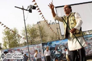 نقالی” بانوی عشق” با اجرای آئین های بومی مردم جنوب در محوطه تئاتر شهر
