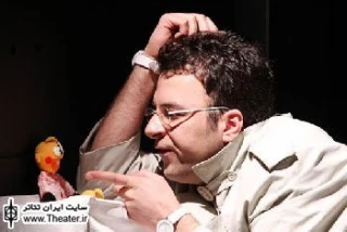 نگاهی به نمایش ”ایستگاه سلام” نوشته و کار ”رسول نقوی”

&quotرسول نقوی&quot به ایجاز و اصطلاحن مینی مالسیم اجرا و طراحی صحنه بسنده کرده است. او به اختصار چند ریل و سنگ های زیر ریل را نمایش می دهد و وقتی شب می شود، چراغ های ریز را روشن می کند. صدای قطار است و خلوت آدم ها در داخل قطار یا در ایستگاه که به نمایش درمی آید. آن چه دیدنی است به هنر بازیگران ربط پیدا می کند.