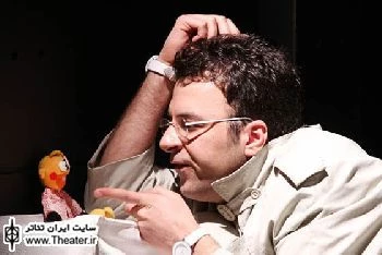 نگاهی به نمایش ”ایستگاه سلام” نوشته و کار ”رسول نقوی”

"رسول نقوی" به ایجاز و اصطلاحن مینی مالسیم اجرا و طراحی صحنه بسنده کرده است. او به اختصار چند ریل و سنگ های زیر ریل را نمایش می دهد و وقتی شب می شود، چراغ های ریز را روشن می کند. صدای قطار است و خلوت آدم ها در داخل قطار یا در ایستگاه که به نمایش درمی آید. آن چه دیدنی است به هنر بازیگران ربط پیدا می کند.