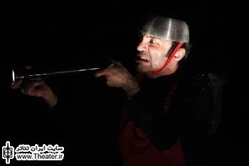 نگاهی به نمایش ”دو لیتر در دو لیتر صلح” نوشته و کارگردانی ”حمیدرضا آذرنگ”

حمید آذرنگ با ایجاد یک موقعیت کمیک از مستأصلی شخصیت ها در انتظار نبرد وبه  سخره گرفتن موقعیت جنگ و صلح  برای این شخصیت ها با واکنش های خلاف انتظارشان، اثری در حوزه نمایشنامه  نویسی خلق کرده تا جایی که به میدان رقابت جشنواره بیست و نهم تئاتر فجر می رسد و می تواند عنوان نمایشنامه برگزیده را برای او به ارمغان بیاورد.