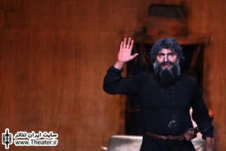 نگاهی به نمایش ”در خاک فراموشی” نوشته کامران ساعد و طراحی و کارگردانی ”یاسمن نصرتی”

نمایش «در خاک فراموشی» گویا درباره کیخسرو است. البته نوشتن درباره این بزرگمرد اسطوره ای امری پسندیده است. او پادشاهی است که مقام و جایگاهی والاتبارانه دارد. کیخسرو یکی از ارزشمندترین اسطوره هاست که زندگی‌اش ما را با حقایقی عرفانی آشنا می‌کند.