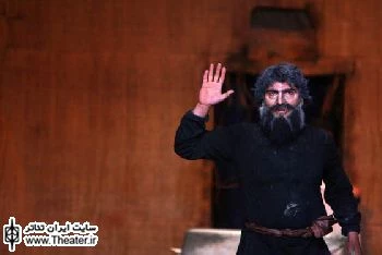 نگاهی به نمایش ”در خاک فراموشی” نوشته کامران ساعد و طراحی و کارگردانی ”یاسمن نصرتی”

نمایش «در خاک فراموشی» گویا درباره کیخسرو است. البته نوشتن درباره این بزرگمرد اسطوره ای امری پسندیده است. او پادشاهی است که مقام و جایگاهی والاتبارانه دارد. کیخسرو یکی از ارزشمندترین اسطوره هاست که زندگی‌اش ما را با حقایقی عرفانی آشنا می‌کند.