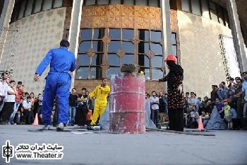 آغاز اولین همایش تئاتر خیابانی ”هلال مهربانی” در محوطه تئاتر شهر