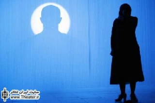 نگاهی به نمایش ”پالتوی پشمی قرمز” نوشته نغمه ثمینی و کارگردانی ”افسانه ماهیان”

در نمایش &quotپالتوی پشمی قرمز&quot با آن مواجه هستیم. صحنه‌ای که دو بخش خودآگاه و ناخودآگاه درون شخصیت زن داستان را در ابعادی عیان به ما نشان می‌دهد و چالش این شخصیت زخم خورده برای یافتن علت رنج خود.