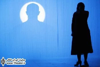 نگاهی به نمایش ”پالتوی پشمی قرمز” نوشته نغمه ثمینی و کارگردانی ”افسانه ماهیان”

در نمایش "پالتوی پشمی قرمز" با آن مواجه هستیم. صحنه‌ای که دو بخش خودآگاه و ناخودآگاه درون شخصیت زن داستان را در ابعادی عیان به ما نشان می‌دهد و چالش این شخصیت زخم خورده برای یافتن علت رنج خود.