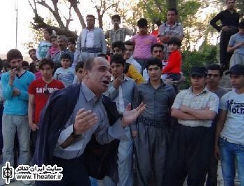 اجرای نمایش های ”انجماد ذهنی”  و ”مهمان همایش” در دو شهر استان کردستان