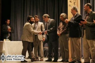 جایزه دوم تله تئاتر جشنواره تولیدات حوزه هنری در دستان ”کورش زارعی”