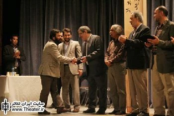 جایزه دوم تله تئاتر جشنواره تولیدات حوزه هنری در دستان ”کورش زارعی”