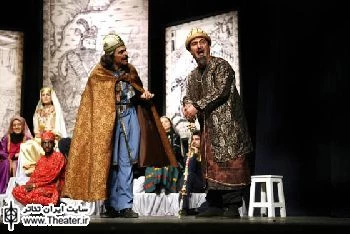 نگاهی به نمایش ”امیر ارسلان نامدار“ نوشته مهدی صفاری نژاد و کارگردانی داوود فتحعلی بیگی

نمایش سیاه بازی، قواعد و شیوه خاص خود را دارد. عمده مخاطبان با این ویژگی ها آشنا هستند. برخی از این قواعد برای مخاطب حالت تکراری و آشنا دارد. کارگردان نمایش امیر ارسلان سعی داشته با وامداری از شیوه نمایش سیاه بازی در اجرای نمایش خود یک گام فراتر نهد.
