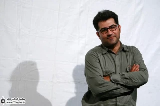 گفت و گو با ”حسن حاجت پور” کارگردان نمایش ”دختر انار”

عروسک باربی و عکس و تصویرش اتاق بچه های ما را پر کرده؛ عروسک شرک در اکثر خانه های ما هست؛ اما سؤال این است که شخصیت های داستان ها و قصه های خودمان کجای خانه های ما قرار دارند؟ وقتی هم که تلاش می شود روی آنها کاری صورت گیرد، مورد نقد خودمان قرار می گیرند.