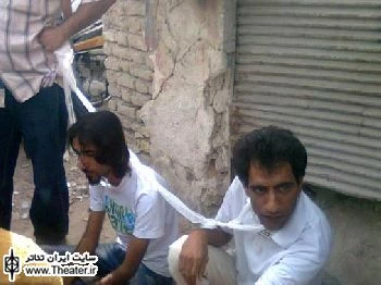سه تئاتری اهل هرمزگان نمایشی را در جمعه بازار بندرعباس اجرا کردند