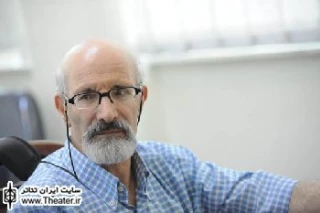 گفت وگو با ”داود فتحعلی بیگی” کارگردان نمایش ”مجلس سیاه بازی امیرارسلان نامدار”

شما اگر یک دوره، کارهایی که کرده ایم را ارزیابی بکنید، بسیاری جلوه ها را پیدا می کنید که در تخت حوضی، و نمایش های قدیمی نبوده، اما از همان جنس است و همه اش ریشه دار است. نمونه  اش در امیرارسلان، آن صحنه ای که می خواهند در قهوه خانه لباس عوض بکنند، می دانید از کجا می آید؟ من دقیقن این تکنیک را از شبیه-خوانی گرفته ام.