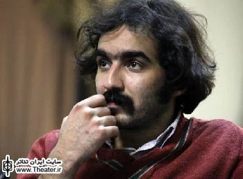 گفت و گو با ”سجاد افشاریان” نویسنده و کارگردان نمایش ”گروتسکی بر تبارشناسی دروغ و تنهایی”

وقتی نویسنده درگیر مسائل جامعه خود نباشد، روزنامه ورق نزند، ادبیات روز را نخواند و نگاه دقیقی به هنر سرزمینش نداشته باشد، نمایشنامه اش حتماً از جامعه عقب خواهد ماند.