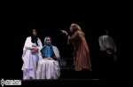 نگاهی به نمایش ”خون رقصه” نوشته و کارگردانی ”رضا صابری”

خون رقصه، به اعتبار دلالت های ضمنی مستتر در متن و شیوه اجرای اش، نه تنها به خوبی از پس موانع موجود در می گذرد، بلکه با تکیه بر تکنیک روایی و فاصله گذاری های خاص نمایش ایرانی، از محدوده صرف روایت م