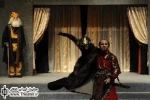 نگاهی به نمایش ”سیاست خواجه” نوشته ”عبدالحی شماسی” و کارگردانی ”عظیم موسوی”

عظیم موسوی تکیه اش بر طراحی صحنه و موسیقی است و بازیها را پیرامون این دو عنصر پیش برده است. او در به کار گرفتن طراحی صحنه، بسیار موفق است. در هر تابلو چندین المان تازه که شامل 