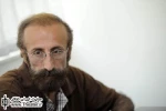 گفت و گو با عظیم موسوی کارگردان نمایش ”سیاست خواجه”

من با حضور چهره بر روی صحنه تئاتر مخالف نیستم ولی چهره ای که سابقه تئاتری داشته باشد و ریشه او در تئاتر باشد. برای همین نمایش من به سراغ آقای رضا کیانیان هم رفتم که ایشان سر یک سریال بود و گفت من بعد 