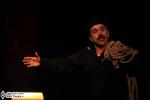 نگاهی به نمایش ”چی شد که من مار خوردم؟” نوشته و کارگردانی ”گلبرگ ابوترابیان”

«چی شد که من مار خوردم ؟» بیش از آن که کمدی کلامی باشد، طنزی  اجتماعی است که اشتباهات یا جنبه‌های نامطلوب رفتار بشری، فسادهای اجتماعی و سیاسی یا حتی تفکرات فلسفی را به شیوه‌ای