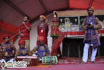نگاهی به نمایش”داستان آمرسینگ راتور دلاور” نوشته و کارگردانی ”خیرات رام” از کشور هند

شکی نیست که همان‌گونه که«بیل برد»-استاد نمایش‌ عروسکی آمریکا و نویسنده کتاب«هنر عروسک» و یکی از شاخص‌ترین چهره‌های دنیای هنر عروسکی- هم اعتقاد دارد، هنر عروسکی در حکم یک زبان‌ بین‌المللی است و باید به آن چدی تر نگاه کرد و فرصت های بیشتری را در اختیار دست اندرکاران این حوزه قرار داد.