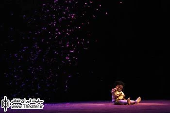 نگاهی به نمایش عروسکی ”داستان دالا(Dallae)” کاری از گروه عروسکی ”Art Stage SAN” از کشور کره جنوبی

نمایشِ "داستان دالااِ" همانقدر که بخشی از زیبایی تاثیرگذار خود را مدیون بهره گیری تمام عیار و هنرمندانه خود از فرهنگ حرکتی کهن تمدن های شرق آسیا است، در تلفیق رمانتیسیسم خردگرایانه ی این فرهنگ با تکنیک های ظریف و معاصر عروسک گردانی وبهره گیری روز آمد از تئاترعروسکی کهن سال این منطقه از جهان یعنی تئاتر سایه نیز بسیار موفق ظاهر می شود.