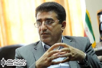 گفت و گوی اختصاصی سایت ایران تئاتر با ”قادر آشنا” مدیرکل هنرهای نمایشی

ما نیاز به اجرای خوب و فاخر داریم. ما مشکل تالار نداریم. واقعن تئاتر خوب نداریم. می خواهد کار کلاسیک باشد، مناسبتی و سفارشی باشد و یا هر چیز دیگری.. که من اساسن با کار مناسبتی هم مخالف هستم. منتهای مراتب در جایی دیگر به آن خواهم پرداخت. ما باید جشنواره هایی داشته باشیم که تولیداتش وارد اجرای عمومی بشود. الان نیاز به تحلیل محتوایی داریم.
