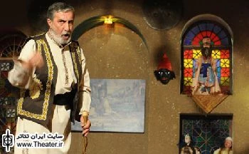 تقدیر از یک نقال در نخستین جشنواره منطقه‌ای نمایش‌های آیینی و سنتی غرب کشور