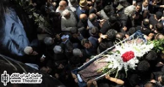 تقدیم نمایش ”یازده شاخه گل زنبق سفید”در اصفهان به ”حمید سمندریان”