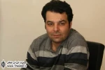 گفت و گو با ”احسان مجیدی” کارگردان نمایش ”سیب خورها، تمشک خورها، آلو خورها”

چیزی که ما تئاتری ها به آن اعتقاد داریم این است که باید بچه ها را با واقعیت های زندگی بزرگ کرد تا در آینده در جایگاهی قرار نگیرند که منجر به خطرات اجتماعی شود. به نظر من بچه ها