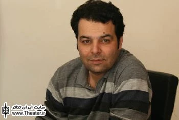 گفت و گو با ”احسان مجیدی” کارگردان نمایش ”سیب خورها، تمشک خورها، آلو خورها”

چیزی که ما تئاتری ها به آن اعتقاد داریم این است که باید بچه ها را با واقعیت های زندگی بزرگ کرد تا در آینده در جایگاهی قرار نگیرند که منجر به خطرات اجتماعی شود. به نظر من بچه ها باید در کتاب های قصه و همین سالن های نمایش با مسائل اجتماعی آشنا شوند.