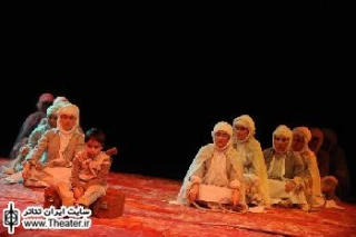 نگاهی به نمایش  ”خاطره ای نداشتم حتی اگر هزار سالم بود” نوشته و کار ”قطب الدین صادقی”

یک مطالعه گذرا در ویژگی های کیفی و ساختاری آثاری که قطب الدین صادقی، با دانشجویانش به صحنه برده است، نه تنها گویای وقوع تحولی قابل ملاحظه در دغدغه های زیبایی شناختی وی به عنوان هنرمند تئاتر است، بلکه  بیانگر دستیابی او به تکنیک ها و شیوه های اعتلا یافته تری در زمینه آموزش آکادمیک بازیگری تئاتر نیز هست.