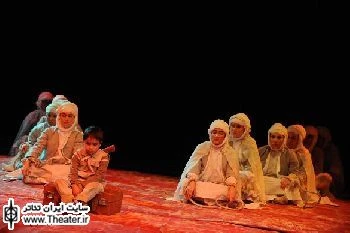 نگاهی به نمایش  ”خاطره ای نداشتم حتی اگر هزار سالم بود” نوشته و کار ”قطب الدین صادقی”

یک مطالعه گذرا در ویژگی های کیفی و ساختاری آثاری که قطب الدین صادقی، با دانشجویانش به صحنه برده است، نه تنها گویای وقوع تحولی قابل ملاحظه در دغدغه های زیبایی شناختی وی به عنوان هنرمند تئاتر است، بلکه  بیانگر دستیابی او به تکنیک ها و شیوه های اعتلا یافته تری در زمینه آموزش آکادمیک بازیگری تئاتر نیز هست.