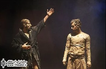نگاهی به نمایش ”آوای گل” نوشته و کارگردانی ”یاسر خاسب”

بی شک این نمایش ظرفیت بسیاری برای نمادگرایی در درون خود دارد. مهم ترین چیزهایی که در نمایش می توان به عنوان ویژگی نمادین برگزید و از زاویه آن به تحلیل نمایش پرداخت، یکی پدیده گل است و دیگری درخت.