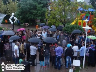 اجرای نمایش خیابانی” به در می گویم” از لنگرود در جشنواره تئاتر شهروند لاهیجان