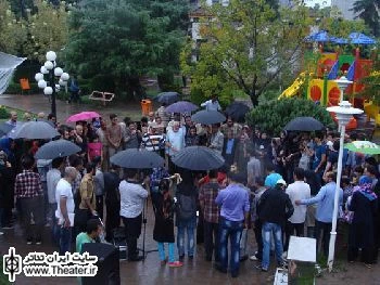 اجرای نمایش خیابانی” به در می گویم” از لنگرود در جشنواره تئاتر شهروند لاهیجان