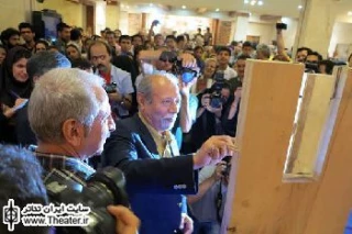 زنگ افتتاح نمایش ”کلمه،سکوت،کلمه” به یاد ”حمید سمندریان” سه بار نواخته شد