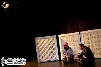 نگاهی به نمایش ”مخمصه” به کارگردانی ”خیرالله تقیانی پور” و ”محسن طراوت”

نمایش "مخمصه" یک مضمون انسانی و اعتقادی دارد. شخصیت‌های نمایش در ارتباط با عقیده و اعتقاد خود در مخمصه‌ای که گرفتار شده‌اند از خود واکنش نشان می‌دهند. وقتی یکی از اشخاص دچار تغییر می‌شود دیگران هم از او تأثیر می‌گیرند.