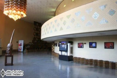 آغاز اجرای نمایش محیطی ”مکافات” در سالن انتظار تالار اصلی
