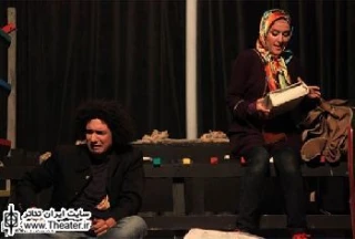 نگاهی به نمایش ”سنگ” نوشته ”علیرضا توانا” و کارگردانی ”سعید زین العابدینی”

نزدیک کردن فضای این اثر به زبان طنز و رفتن به سمت ساختن یک فضای گروتسک گونه در اجرا توسط کارگردان، ایده خوبی است که اگر از سوی بازیگران نمایش هم به خوبی درک شده بود می توانست از کسالت کار بکاهد