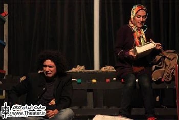 نگاهی به نمایش ”سنگ” نوشته ”علیرضا توانا” و کارگردانی ”سعید زین العابدینی”

نزدیک کردن فضای این اثر به زبان طنز و رفتن به سمت ساختن یک فضای گروتسک گونه در اجرا توسط کارگردان، ایده خوبی است که اگر از سوی بازیگران نمایش هم به خوبی درک شده بود می توانست از کسالت کار بکاهد