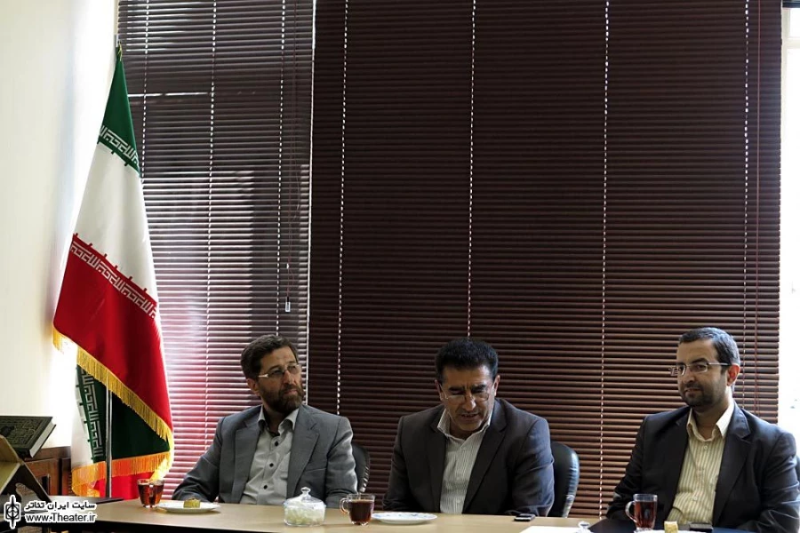 جلسه تقدیر از حمید شاه آبادی با حضور مدیران مرکز هنرهای نمایشی 4