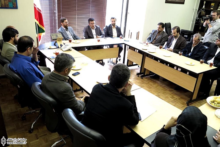 جلسه تقدیر از حمید شاه آبادی با حضور مدیران مرکز هنرهای نمایشی 6
