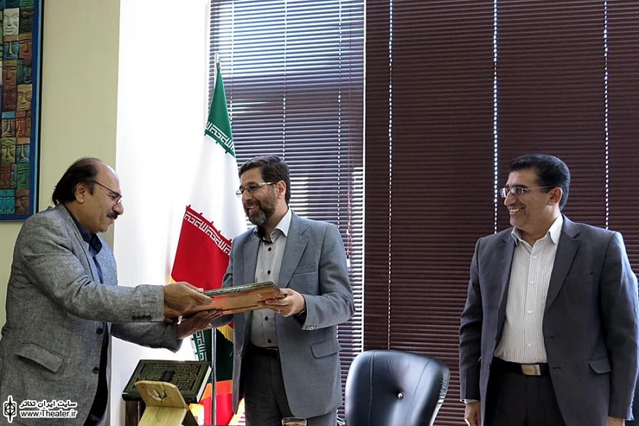 جلسه تقدیر از حمید شاه آبادی با حضور مدیران مرکز هنرهای نمایشی 9
