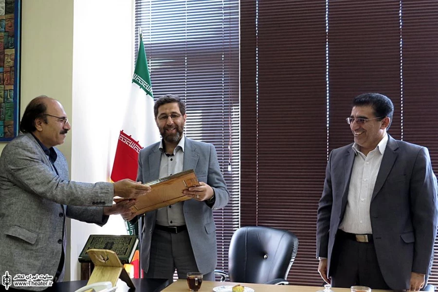 جلسه تقدیر از حمید شاه آبادی با حضور مدیران مرکز هنرهای نمایشی 10