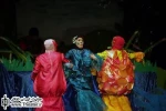 نگاهی به نمایش ”سه ماهی کوچولو” نوشته ”منصور خلج” و کارگردانی ”محسن صفری”

به لحاظ تکنیکی کارگردان از تنوع سبک های نمایش کودک بهره برده است. از عروسک های شبه انسانی مثل پیرمرد راوی گرفته تا عروسک های نوری، انیمیشن و عروسک پوش و.... همه و همه به صحنه آمد